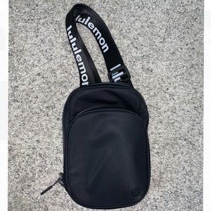 LULULEMON CROSSBODY PURSE 🖤